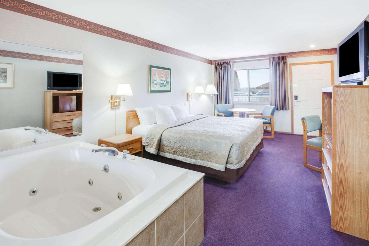 Super 8 Beachfront By Wyndham Mackinaw City, Mi Εξωτερικό φωτογραφία