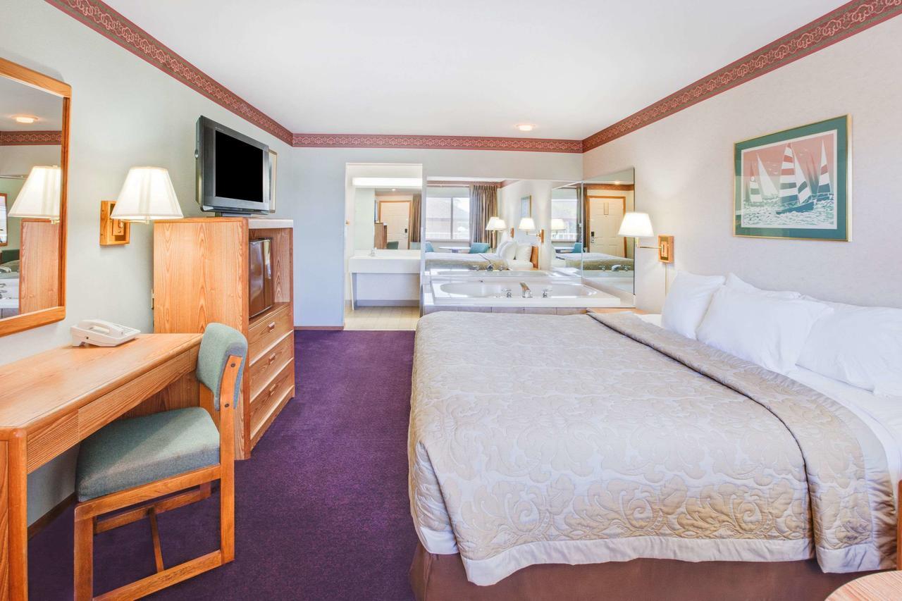 Super 8 Beachfront By Wyndham Mackinaw City, Mi Εξωτερικό φωτογραφία