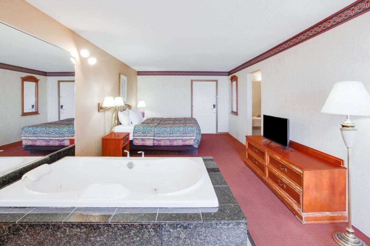 Super 8 Beachfront By Wyndham Mackinaw City, Mi Εξωτερικό φωτογραφία